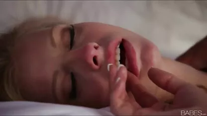 پیشاهنگ به پیرزن عکس سکس پسر با مادر با موهای خاکستری با رابطه جنسی مقعد کمک می کند