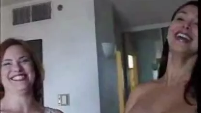 همسایه جذاب درب بعدی برای تصاویر سکس با مادر بازدید به آنجا آمد