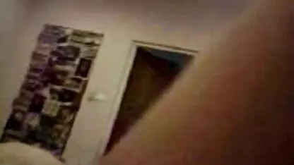 بلوند خودش را با یک دانلود فیلم سکس پسر با مادر dildo بزرگ گرفتار کرد